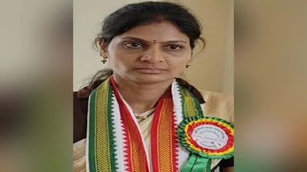 రెబెల్‌గా గెలిచి.. పీఠంపై నిలిచి..