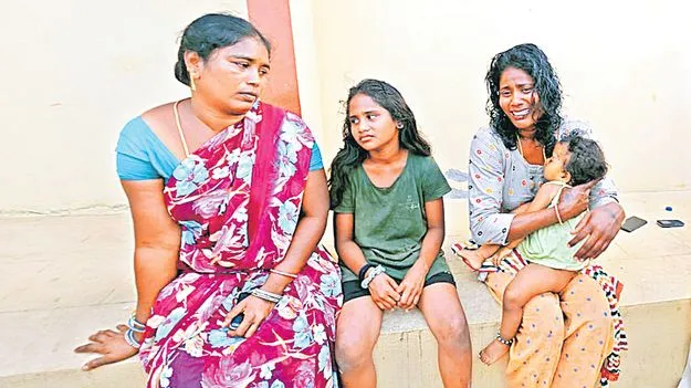  కూతురిని బైక్‌పై ఎక్కించుకుని కాల్వలోకి దూకేశాడు!