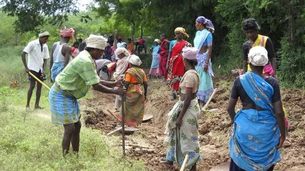 ఉపాధి కూలీలకు ‘ఫొటో’ల చిక్కులు!