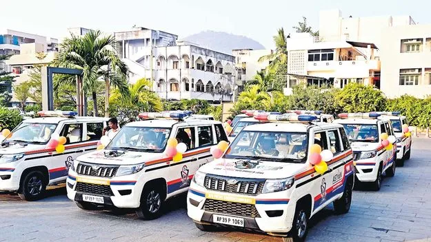 ప్రతి పోలీస్‌ స్టేషన్‌కు కొత్త వాహనం