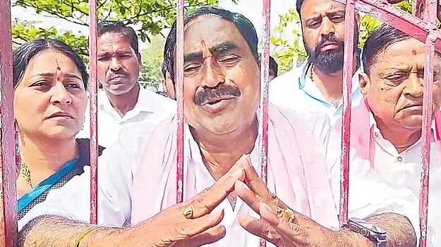 రాజకీయాల్లో ఉండాలా? వద్దా?