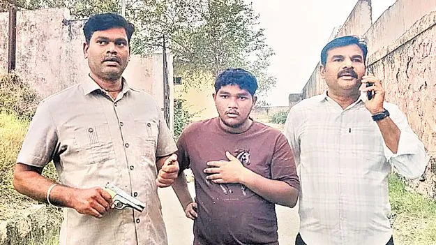 పిస్టల్‌తో పోలీసులపై కాల్పుల యత్నం