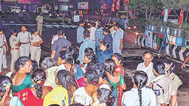 అర్ధరాత్రి అంగన్వాడీల అరెస్ట్‌! 