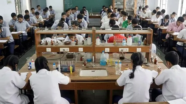 ఇంటర్‌ ప్రాక్టికల్స్‌లో భారీగా అక్రమాలు: తల్లిదండ్రులు