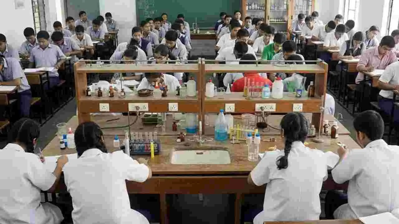 ఇంటర్‌ ప్రాక్టికల్స్‌లో భారీగా అక్రమాలు: తల్లిదండ్రులు