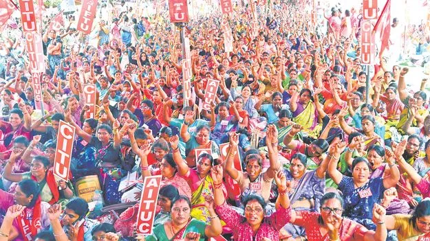 వేతనాలు పెంచే వరకూ కదలం!