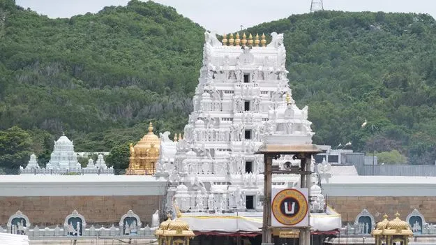 టికెట్‌ ఉన్నా దర్శనానికి పంపట్లేదు!