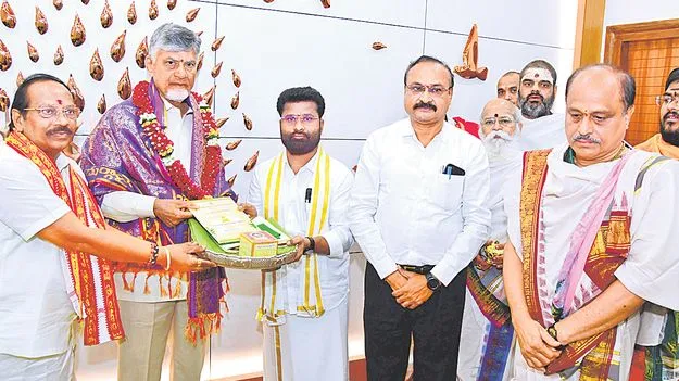 దుర్గమ్మ గుడిలో కుంభాభిషేకానికి రండి