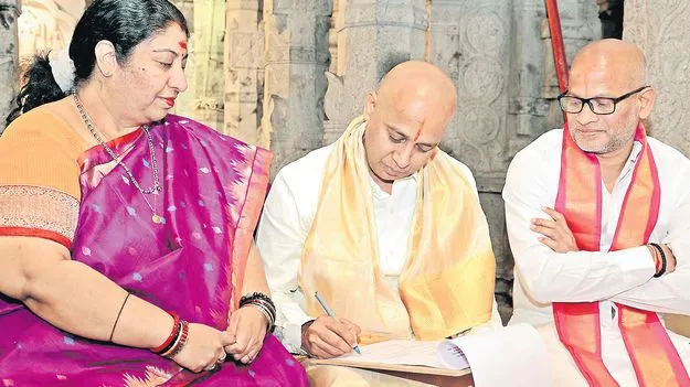 టీటీడీ ఈవోగా రవిచంద్ర బాధ్యతల స్వీకారం