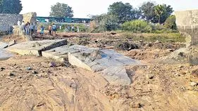 నాలుగు రోజులకే కూలిన ఆనకట్ట