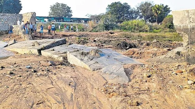 నాలుగు రోజులకే కూలిన ఆనకట్ట
