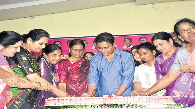 పురుషాధిక్య ప్రపంచంలో మహిళలు పట్టుదలతో రాణించాలి: కేటీఆర్‌