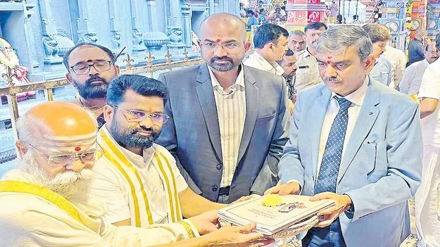 దుర్గమ్మ పాదాల చెంత బడ్జెట్‌ ప్రతులు