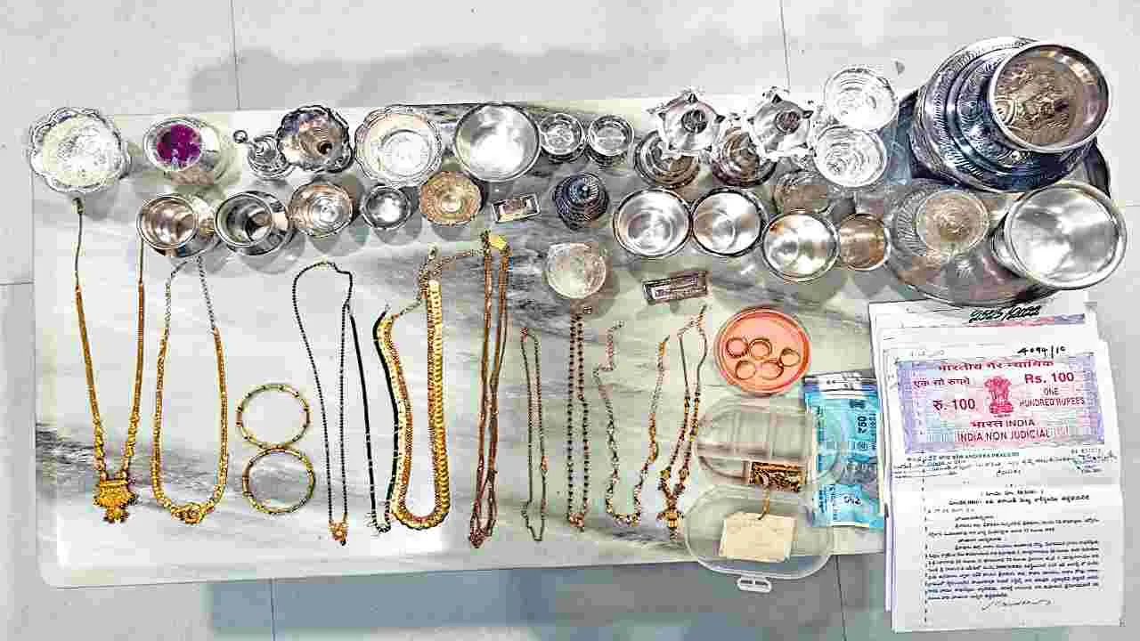 బీసీ సంక్షేమాధికారి నివాసాల్లో ఏసీబీ సోదాలు