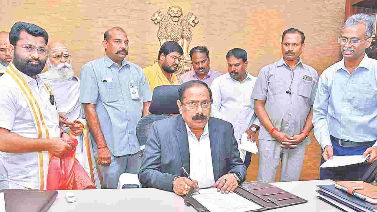 సీఎం ఎక్స్‌ అఫీషియో స్పెషల్‌ సీఎస్‌గా విజయానంద్‌ బాధ్యతలు స్వీకరణ