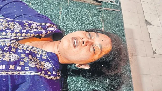 కొడుకు ఎదుటే ఉరి వేసుకున్న తల్లి