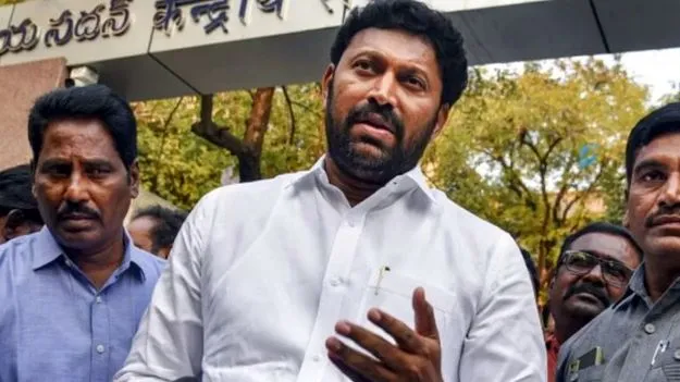 రేపటిలోగా లొంగిపోండి