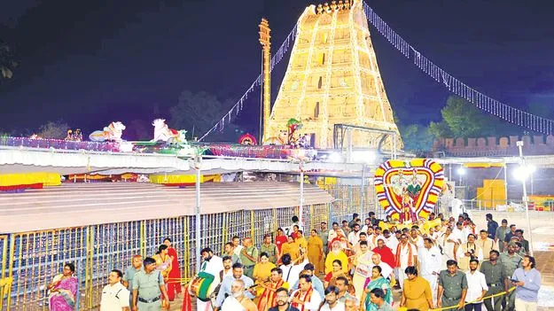 అశ్వవాహనంపై ఆది దంపతులు