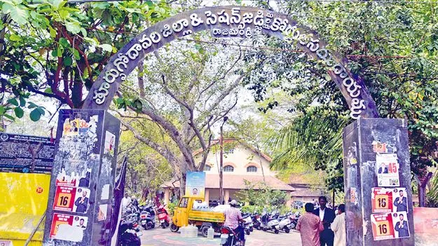 కోర్టులకు బాంబు బెదిరింపులు