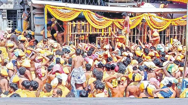 శ్రీశైలంలో శివదీక్షాధారుల ఆందోళన