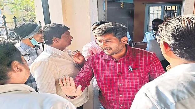 20 నిమిషాలు ఆలస్యంగా ప్రశ్నపత్రం 