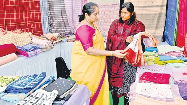 అసెంబ్లీ ఆవరణలో చేనేత స్టాళ్లు