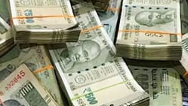 కారును అడ్డగించి.. రూ.3.70 కోట్లు కొట్టేశారు!