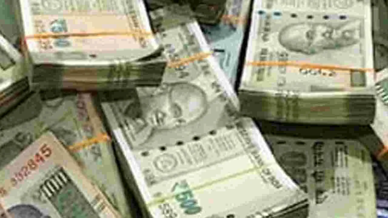 కారును అడ్డగించి.. రూ.3.70 కోట్లు కొట్టేశారు!