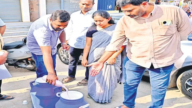 పాల విక్రయ కేంద్రాల్లో అధికారుల తనిఖీలు 