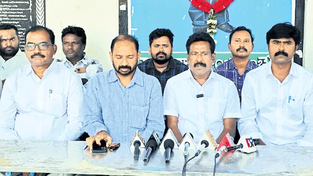 వైసీపీ టంగుటూరు మండల అధ్యక్షుడు హరిబాబును అరెస్టు చేయాలివైసీపీ టంగుటూరు మండల అధ్యక్షుడు హరిబాబును అరెస్టు చేయాలి