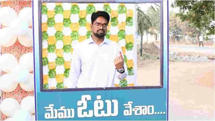  తెలంగాణలో ఓటు హక్కు వినియోగించుకుంటున్న ఓటర్లు