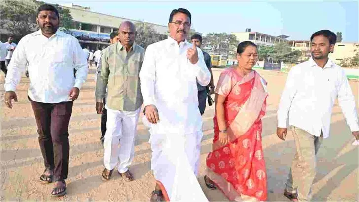  తెలంగాణలో ఓటు హక్కు వినియోగించుకుంటున్న ఓటర్లు