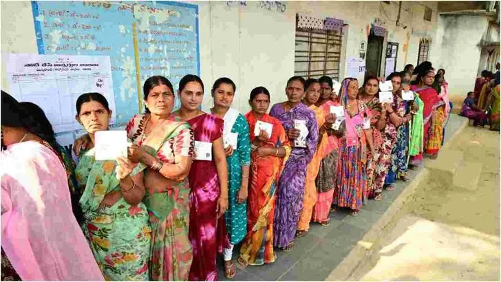  తెలంగాణలో ఓటు హక్కు వినియోగించుకుంటున్న ఓటర్లు