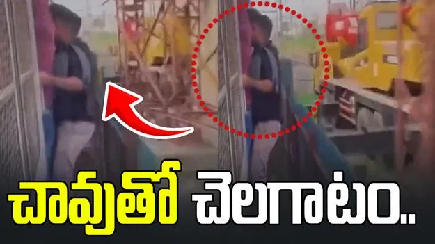 రైలు తలుపునకు వేలాడుతూ ప్రయాణికుడి ప్రమాదకర ప్రయాణం.. వీడియో వైరల్