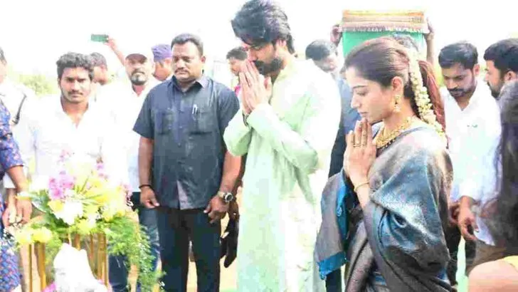 స్వగ్రామంలో విరోష్‌ జోడీ సందడి 