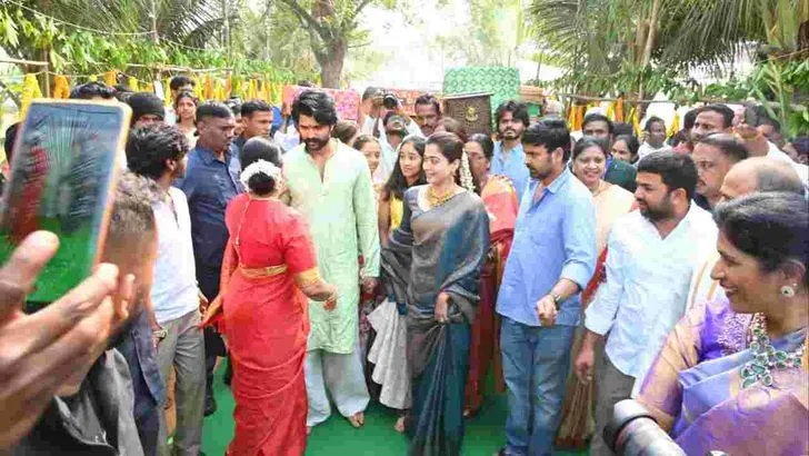 స్వగ్రామంలో విరోష్‌ జోడీ సందడి 