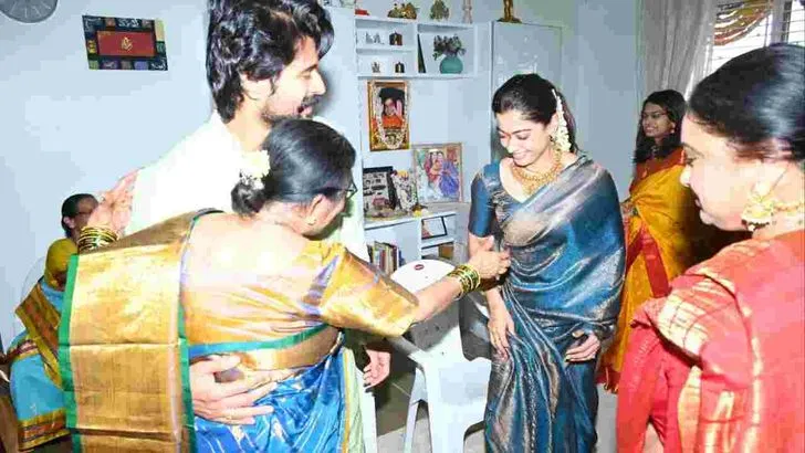 స్వగ్రామంలో విరోష్‌ జోడీ సందడి 