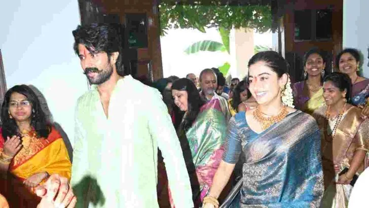 స్వగ్రామంలో విరోష్‌ జోడీ సందడి 