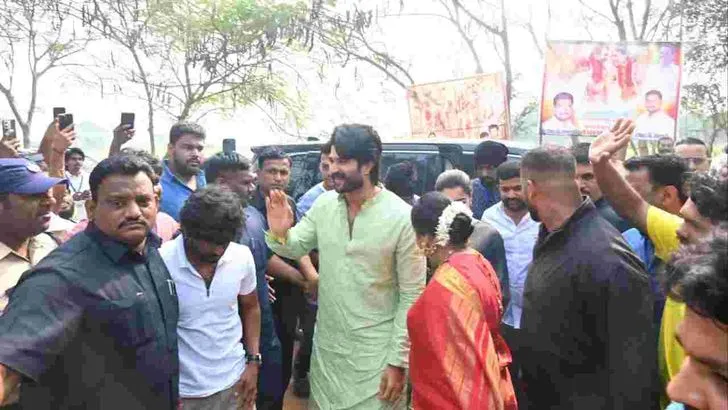 స్వగ్రామంలో విరోష్‌ జోడీ సందడి 