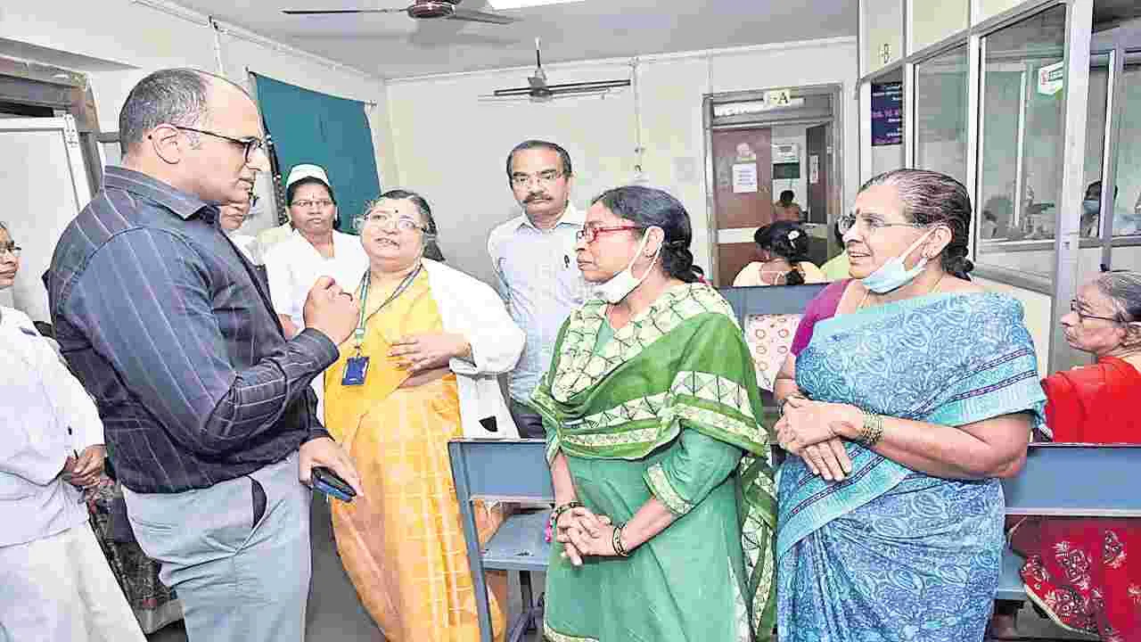 ఆస్పత్రుల్లో కలెక్టర్‌ తనిఖీలు