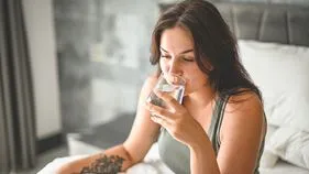 ఉదయం ఖాళీ కడుపుతో ఎన్ని గ్లాసుల నీరు తాగాలి?