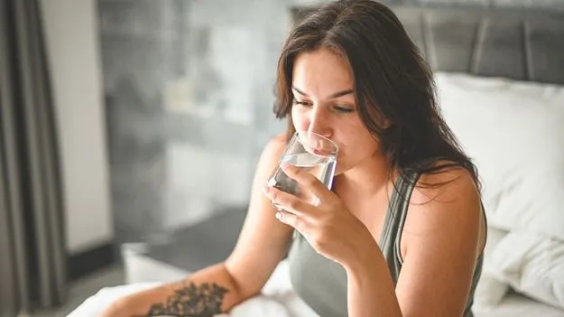 ఉదయం ఖాళీ కడుపుతో ఎన్ని గ్లాసుల నీరు తాగాలి?