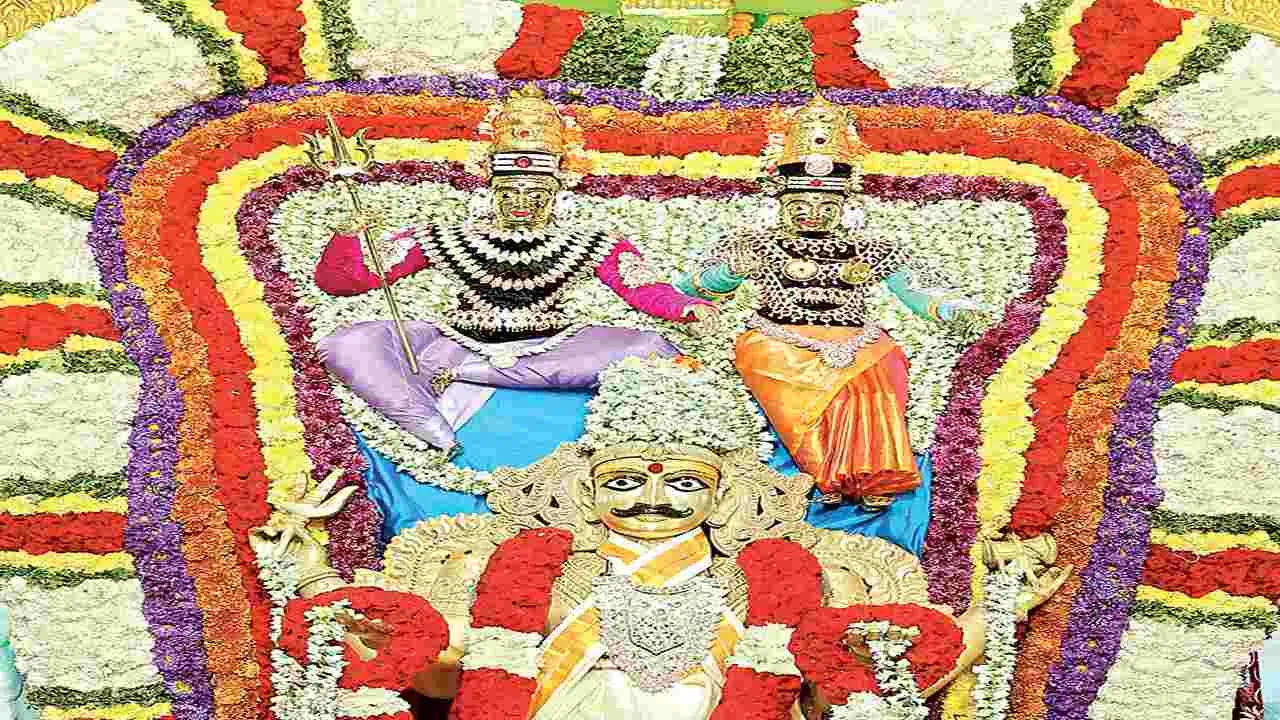 భృంగి వాహనంపై ఆదిదంపతులు