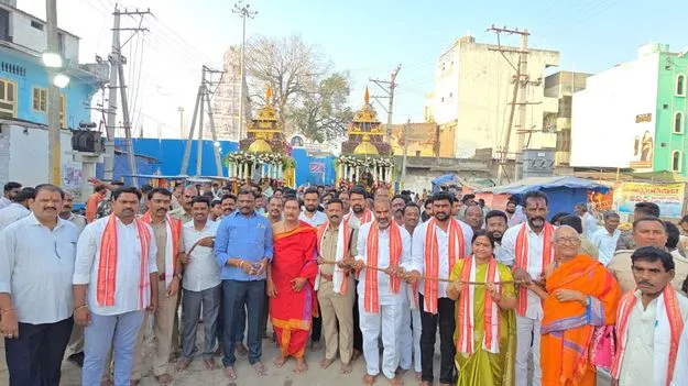 వైభవంగా పార్వతీపరమేశ్వరుల రథోత్సవం