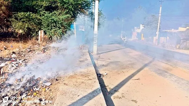 పొగతో వాహనదారుల ఇబ్బందులు