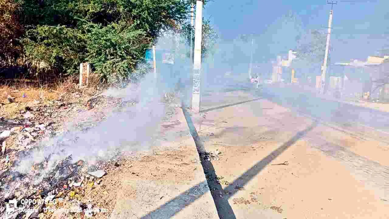 పొగతో వాహనదారుల ఇబ్బందులు