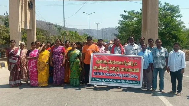 స్వీపర్లు, స్కావెంజర్ల సమస్యలు పరిష్కరించాలి