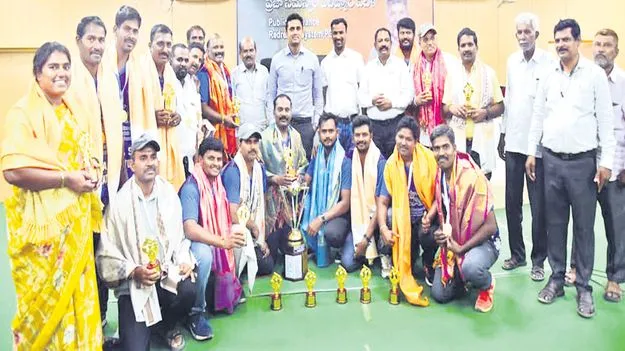 టీచర్ల క్రికెట్‌ జట్టుకు కలెక్టర్‌ అభినందన 
