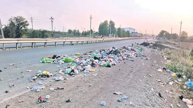 జాతీయ రహదారిపై చెత్త