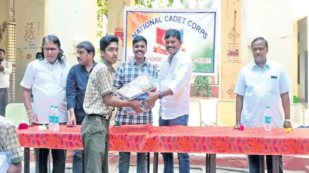 ఎనసీసీ క్యాడెట్లకు దుస్తుల పంపిణీ